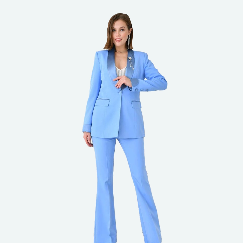 Женски костум сако со сатен јака и панталони - плава боја