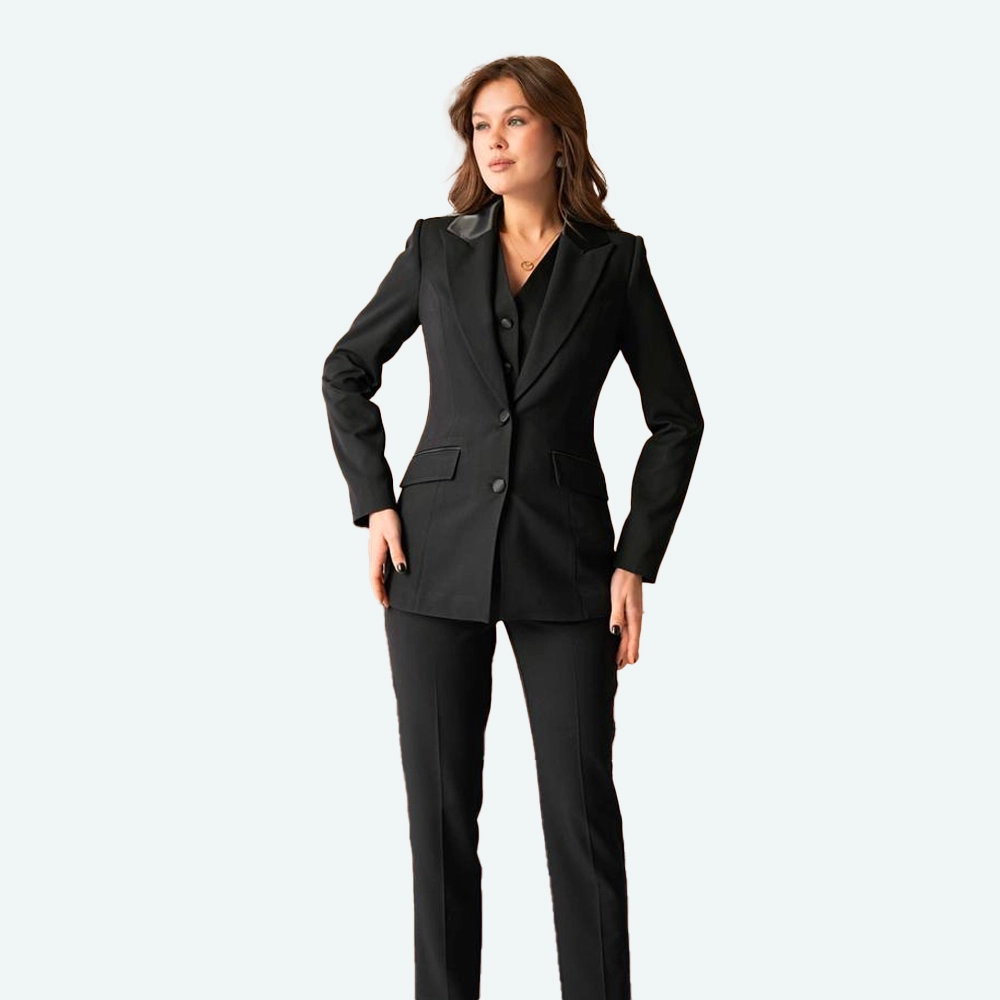 Елегантен женски сет – сако со панталони во класично црна нијанса