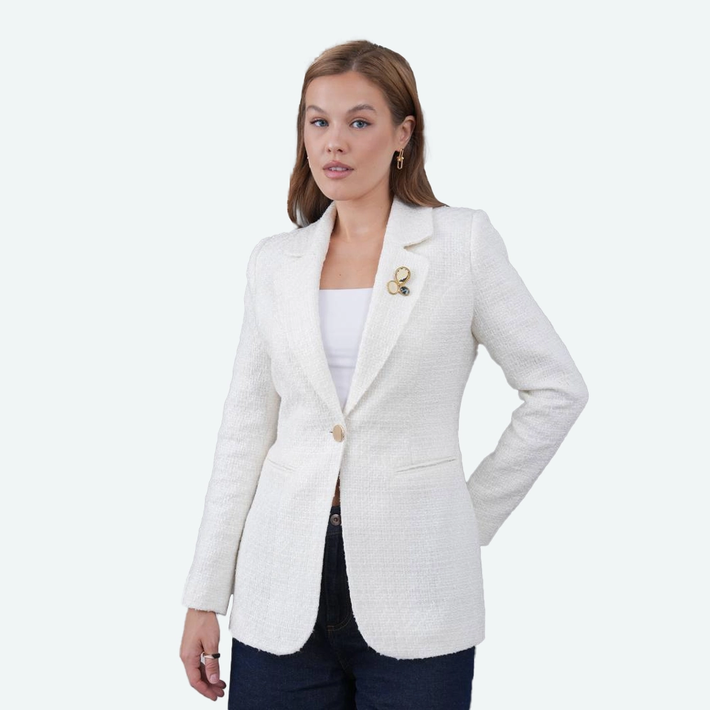 Елегантно бело сако со брош
