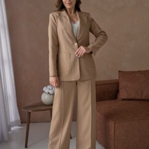 Елегантен женски сет – сако со панталони во беж нијанса
