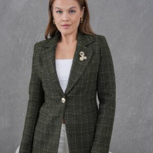 Елегантно темно зелено сако со брош