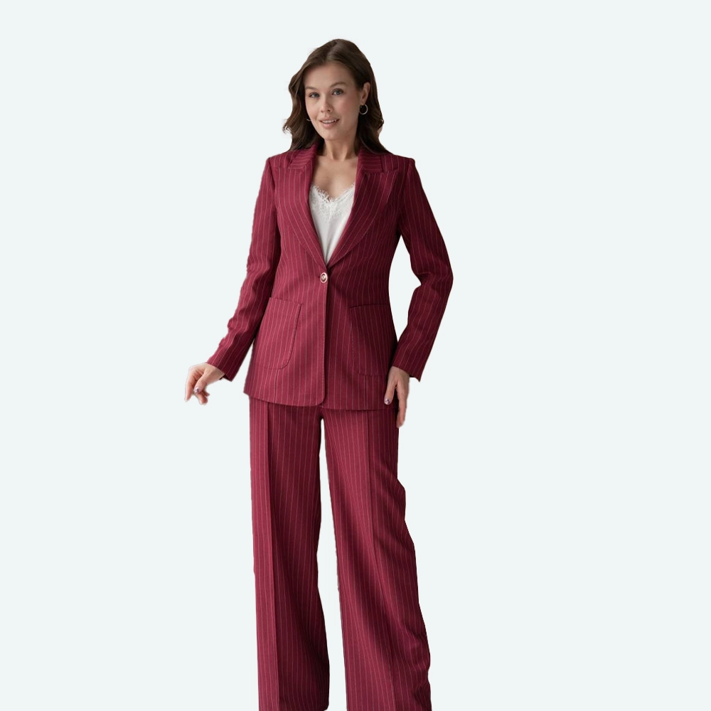 Елегантен женски костим со линии - бордо боја