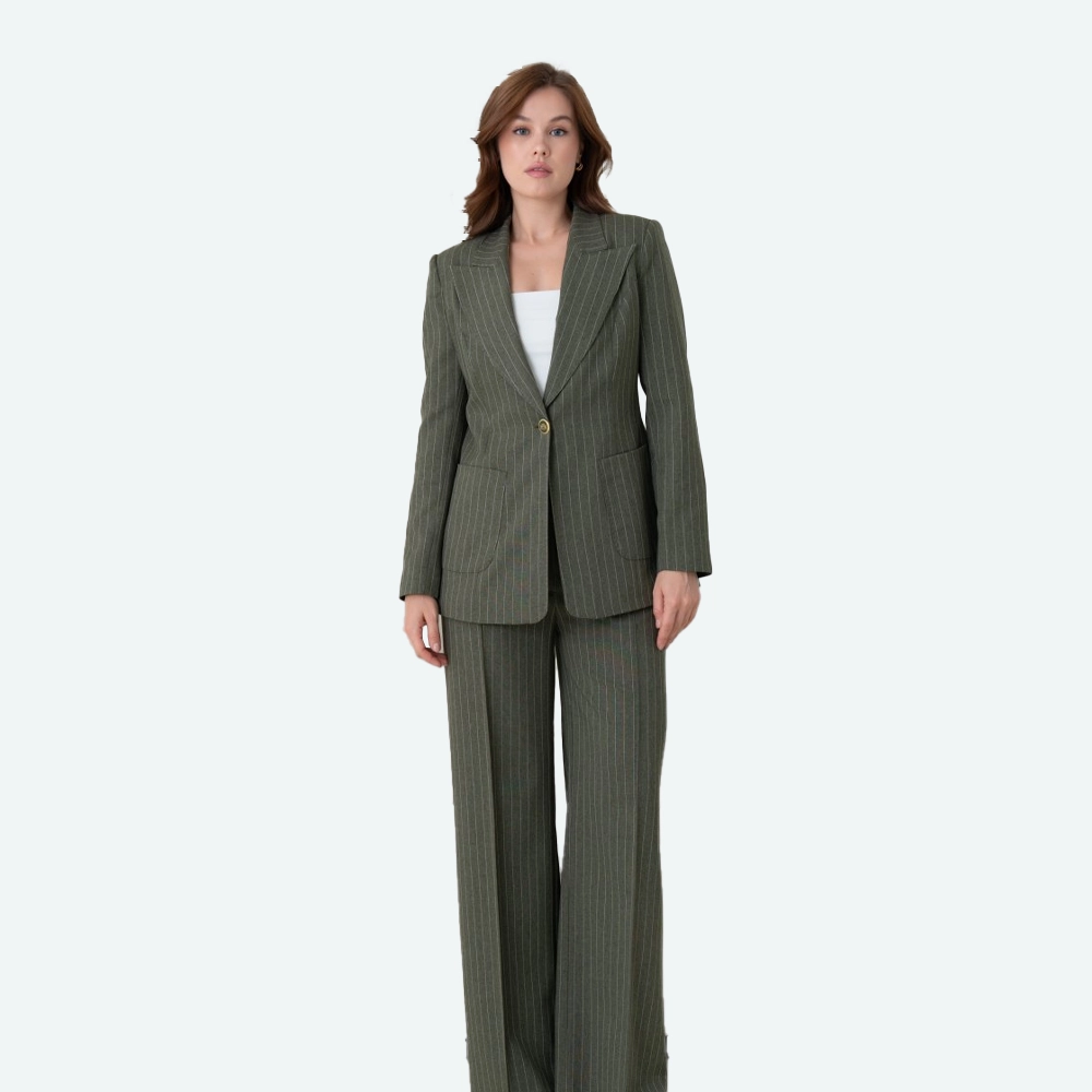 Елегантен женски костим со линии - темно зелена нијанса