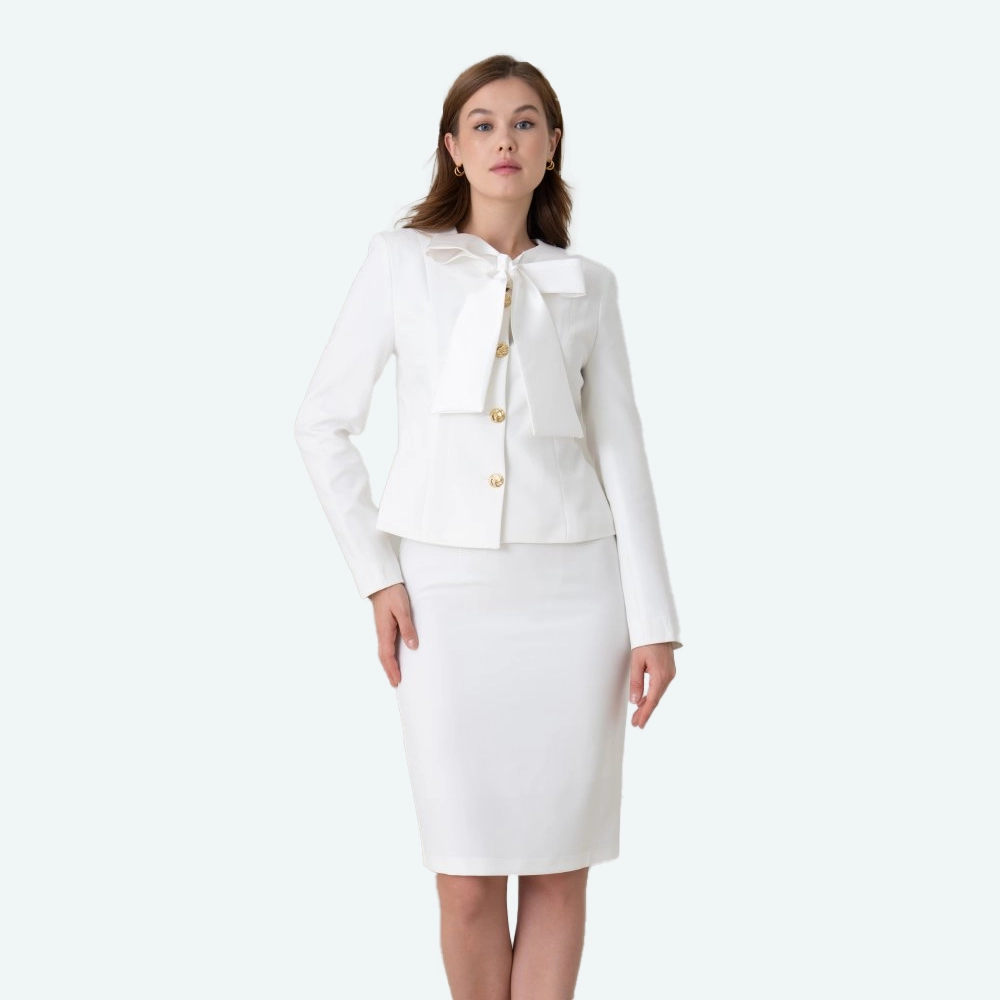 Елегантен женски сет – сако со здолниште во бела нијанса