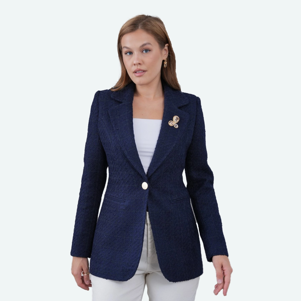 Елегантно темно сино сако со брош