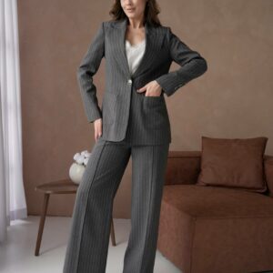Елегантен женски костим со линии – сива нијанса