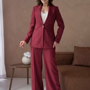 Елегантен женски костим со линии - бордо боја