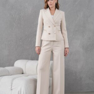 Елегантен женски костим со патент - крем