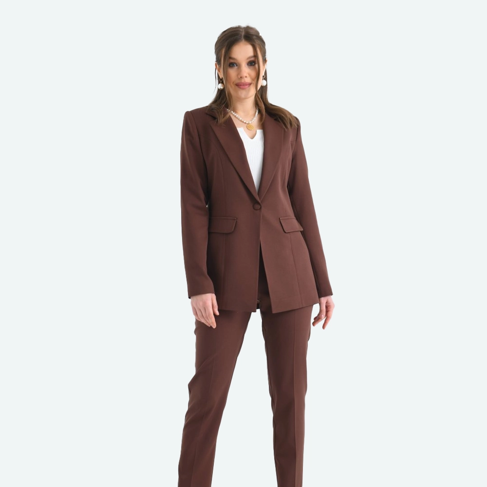 Женски комплет сако и панталони капри во кафена боја