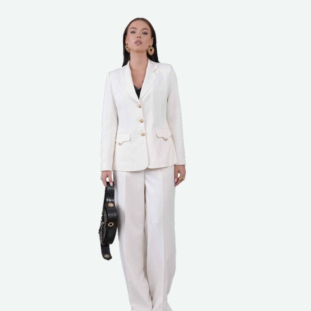 Женски костим со копчиња на џебовите и детали, бел