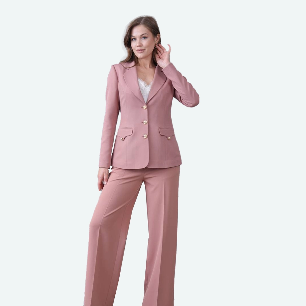 Женски костим со копчиња на џебовите и детали, розе