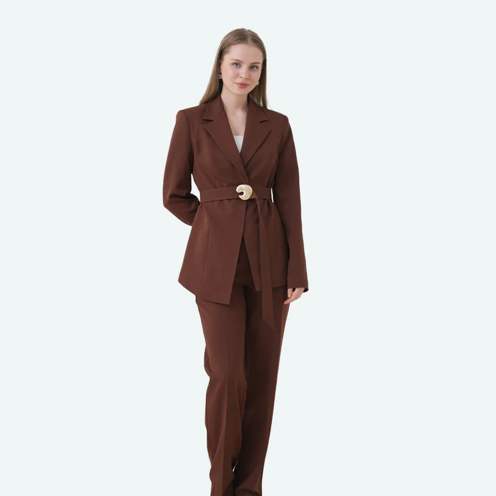Елегантен женски сет – сако со ремен и панталони во чоколадно кафеава нијанса