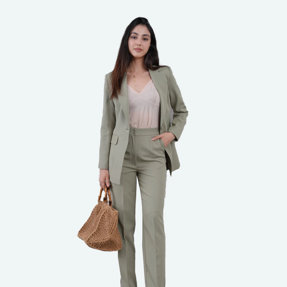 Женски комплет сако и панталони капри во маслинеста боја