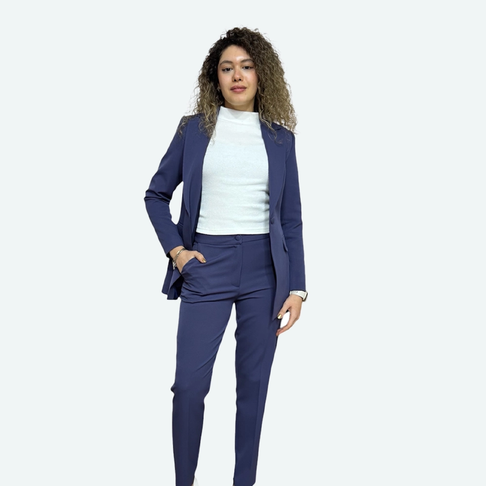 Женски комплет сако и панталони капри во темно тегет боја