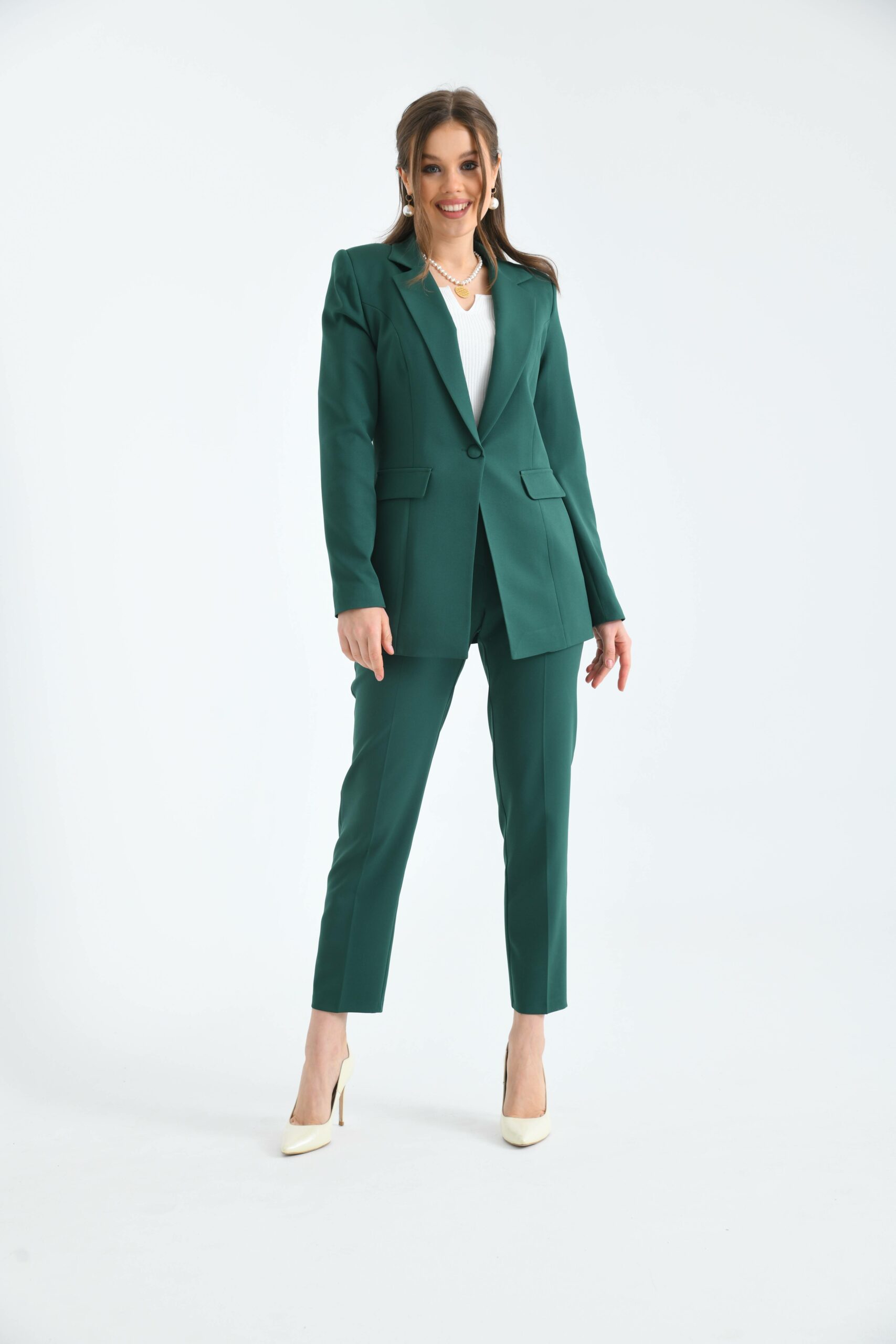 Женски комплет сако и панталони капри во темно зелена боја